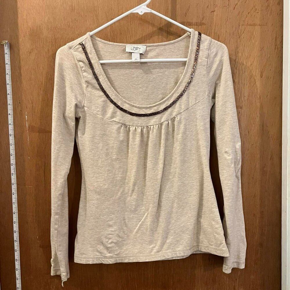 ❤️‍🔥❤️‍🔥🐻Size XS - Loft - Tan Long Sleeve Knit Pullover w/Beaded Design